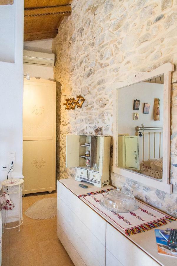 Private Studio In Historic House Lastros Екстериор снимка