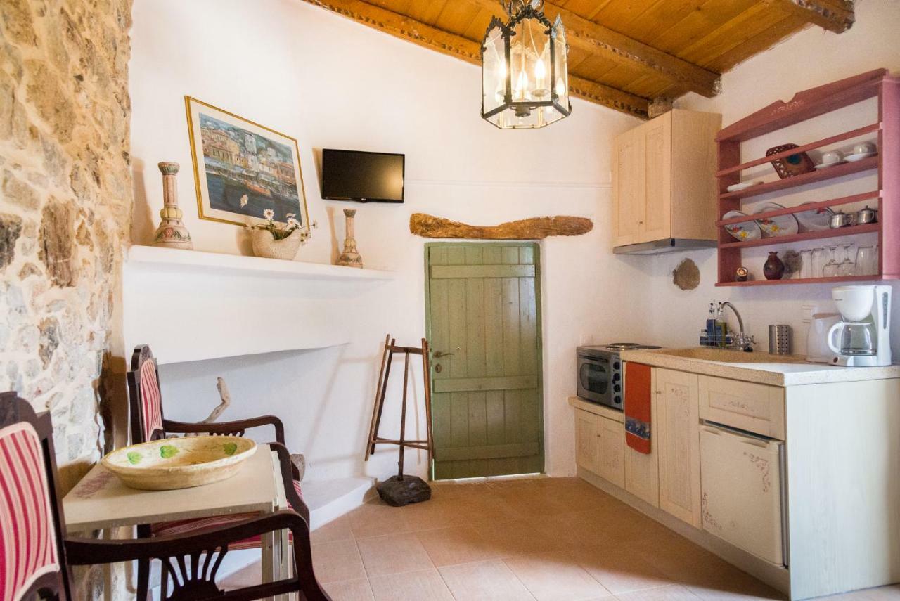 Private Studio In Historic House Lastros Екстериор снимка